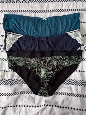 Torrid Hipster Panties underwear Women’s size 2 spiderwebs glow in the dark